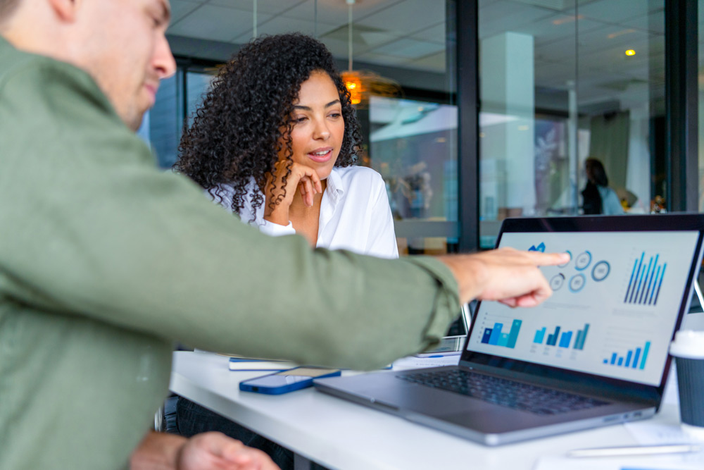 Möte med ett ekonomiskt diagram på skärmen