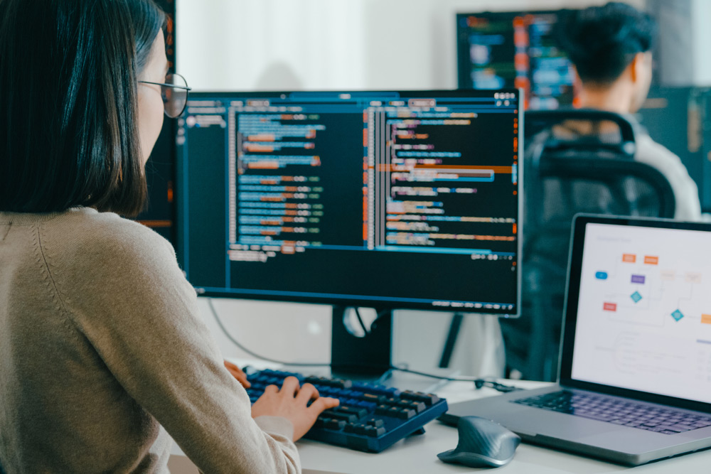 Kvinna programmerar på kontoret